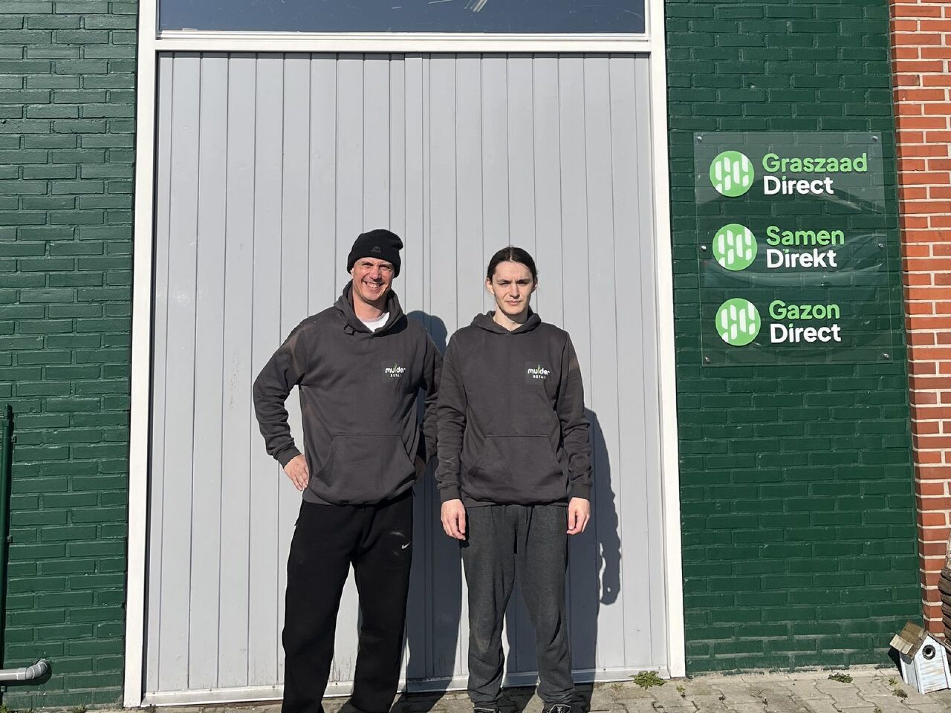 Twee personen staan voor het gebouw van Mulder Retail.